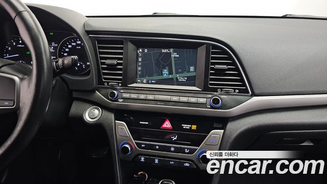 Hyundai AVANTE 2017 — photo 21