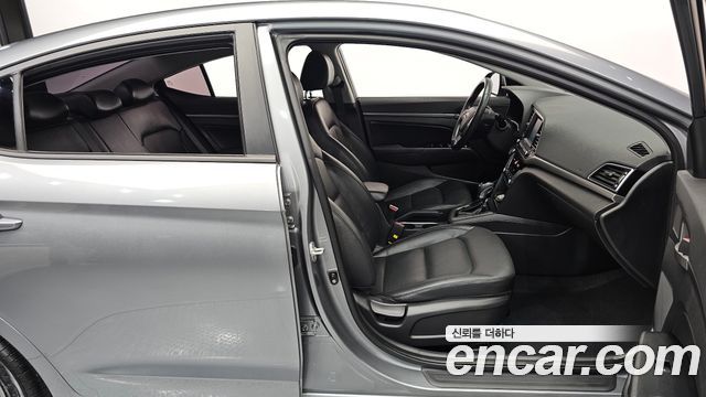 Hyundai AVANTE 2017 — photo 16