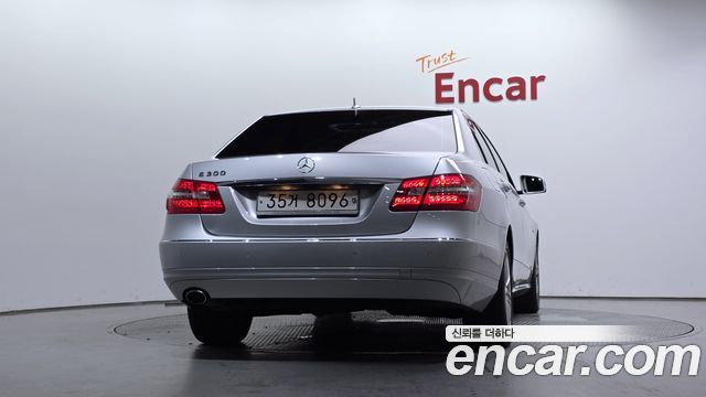 Mercedes-Benz E-Class 2010 — photo 4