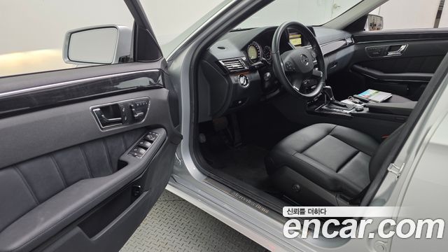 Mercedes-Benz E-Class 2010 — photo 10