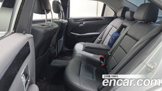 Mercedes-Benz E-Class 2010 — photo 12