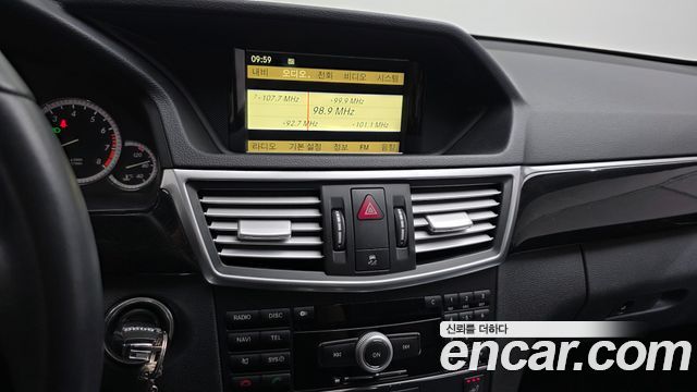 Mercedes-Benz E-Class 2010 — photo 14