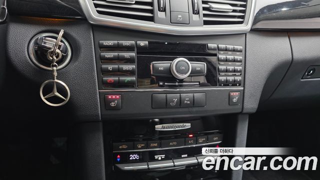 Mercedes-Benz E-Class 2010 — photo 16