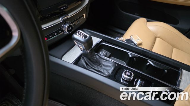 Volvo XC60 2019 — photo 12