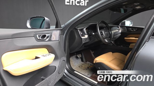 Volvo XC60 2019 — photo 13