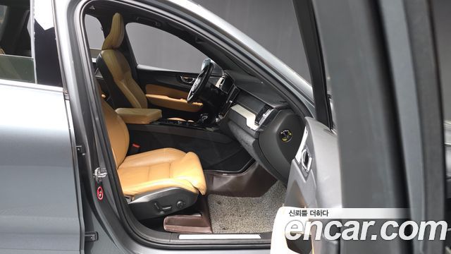 Volvo XC60 2019 — photo 17