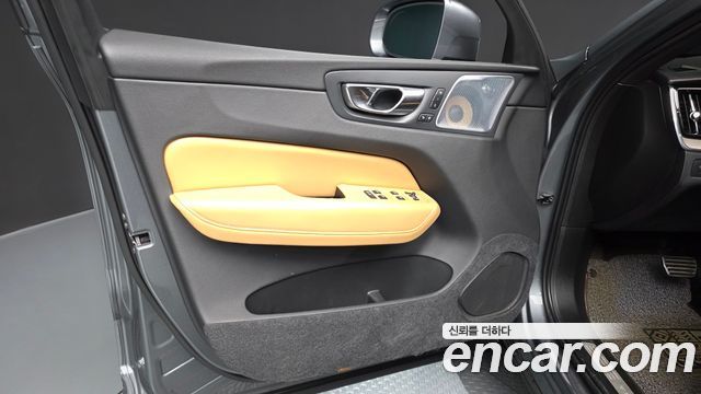 Volvo XC60 2019 — photo 14