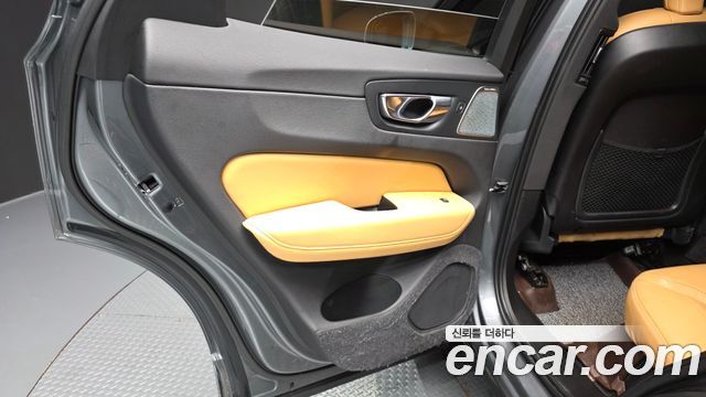 Volvo XC60 2019 — photo 15