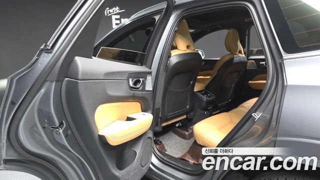 Volvo XC60 2019 — photo 16