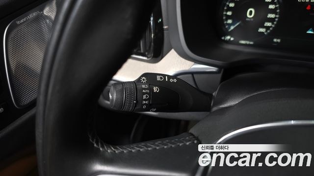 Volvo XC60 2019 — photo 30