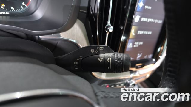 Volvo XC60 2019 — photo 31