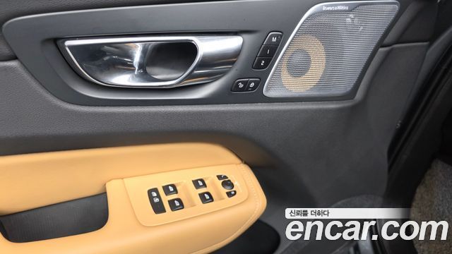 Volvo XC60 2019 — photo 33