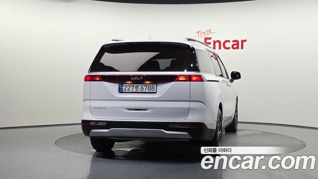 Kia Canival 2023 — photo 4
