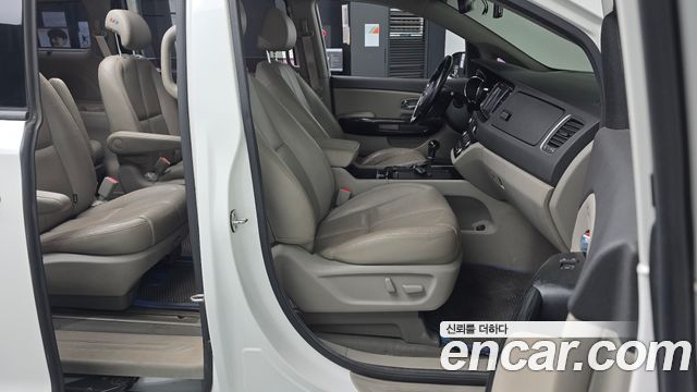 Kia Canival 2016 — photo 16