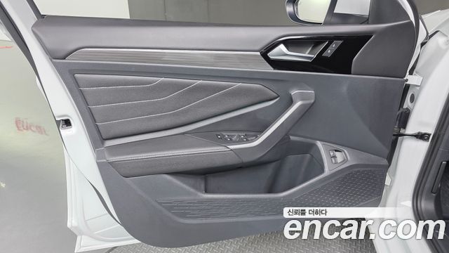 Volkswagen Jetta 2023 — photo 14