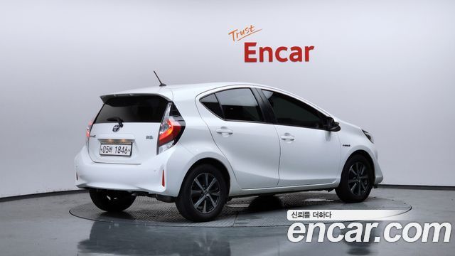 Toyota Prius 2018 — photo 2