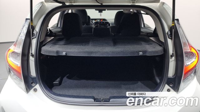 Toyota Prius 2018 — photo 32