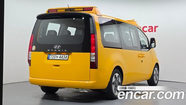 Hyundai Staria 2023 — photo 2