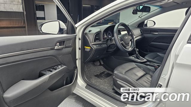 Hyundai AVANTE 2016 — photo 13