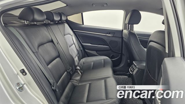 Hyundai AVANTE 2016 — photo 17