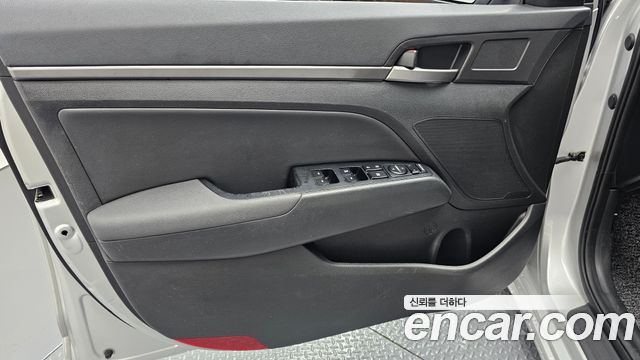 Hyundai AVANTE 2016 — photo 14