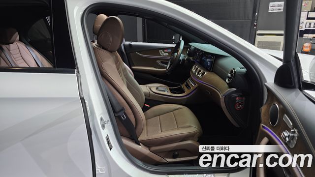 Mercedes-Benz E-Class 2021 — photo 12
