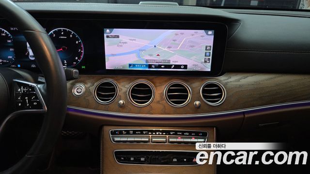 Mercedes-Benz E-Class 2021 — photo 18