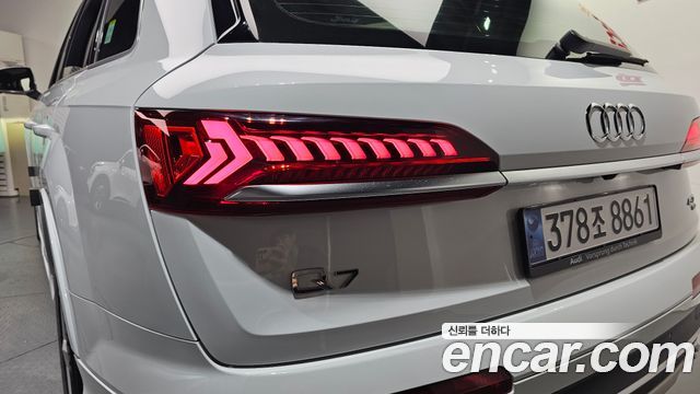 Audi Q7 2021 — photo 9