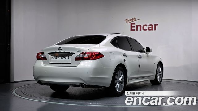 Infiniti M 2011 — photo 2