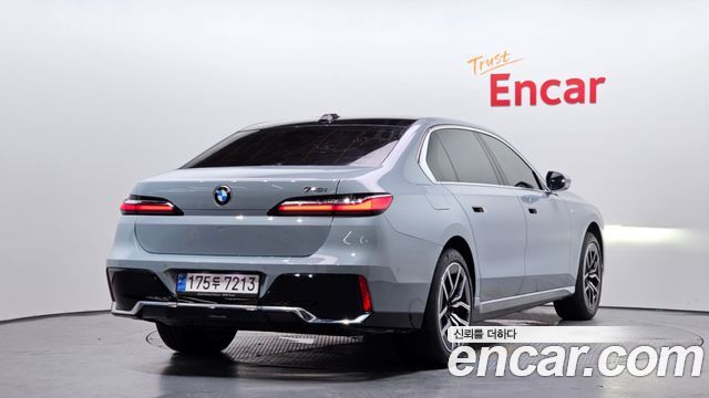 BMW 7-Series 2023 — photo 2