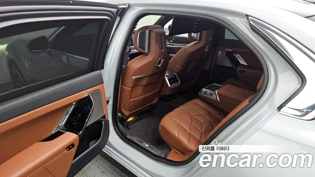 BMW 7-Series 2023 — photo 25