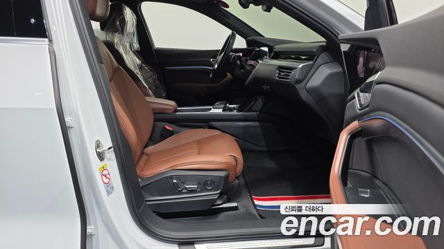 Audi e-tron 2022 — photo 11