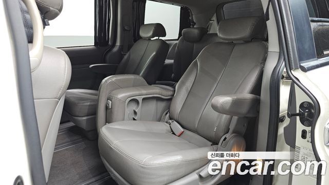 Kia Canival 2011 — photo 18