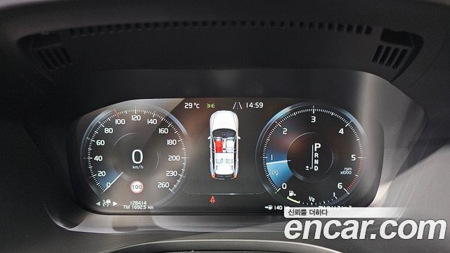Volvo XC60 2018 — photo 8