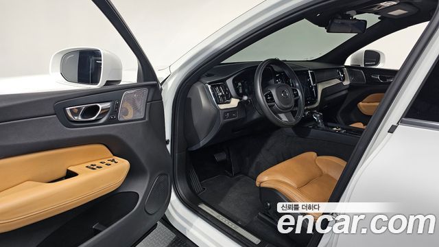 Volvo XC60 2018 — photo 10