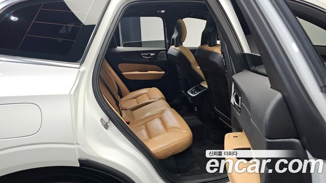 Volvo XC60 2018 — photo 11