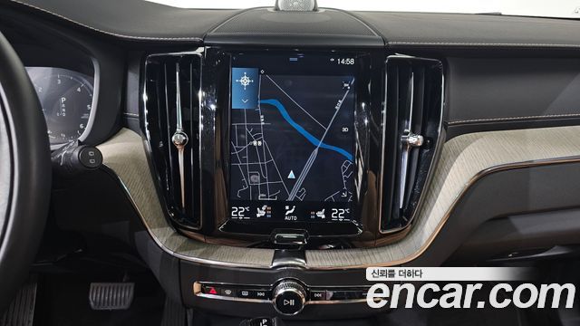 Volvo XC60 2018 — photo 13
