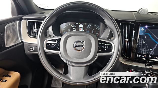 Volvo XC60 2018 — photo 14