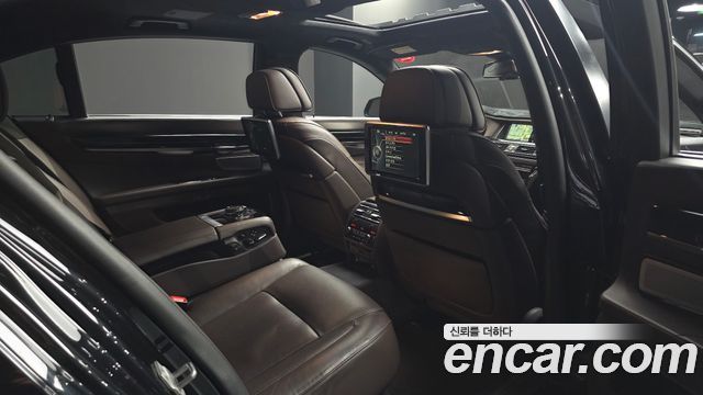 BMW 7-Series 2015 — photo 13