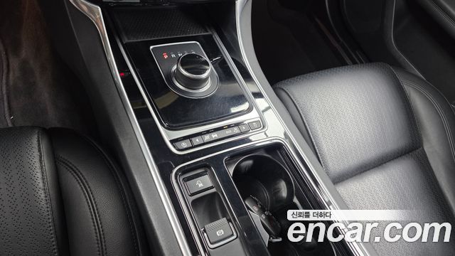 Jaguar XF 2018 — photo 12