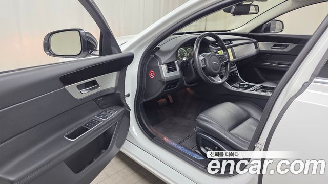 Jaguar XF 2018 — photo 13