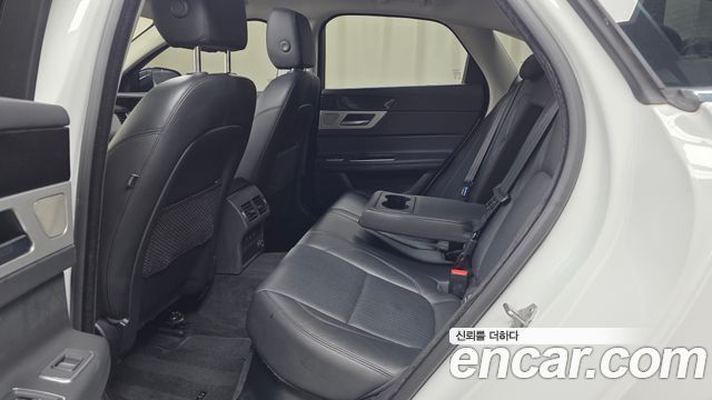 Jaguar XF 2018 — photo 18