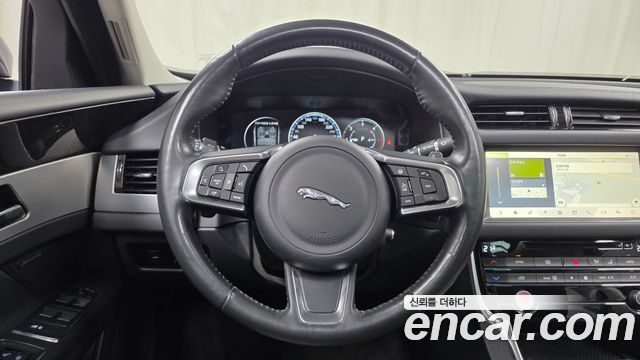 Jaguar XF 2018 — photo 19