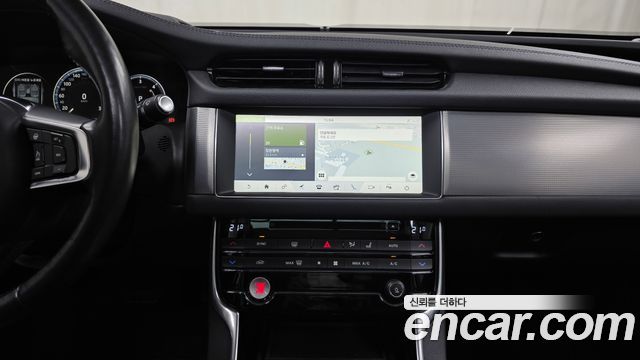 Jaguar XF 2018 — photo 20