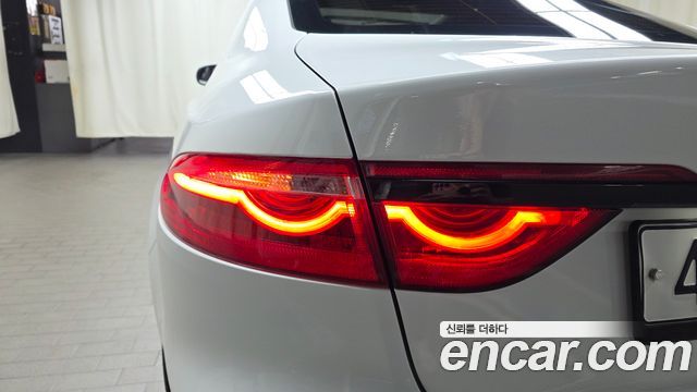 Jaguar XF 2018 — photo 9