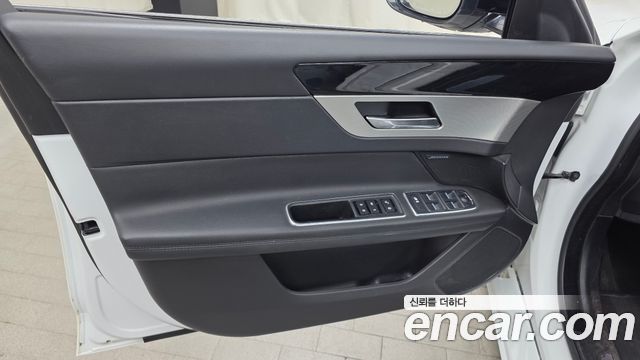 Jaguar XF 2018 — photo 14