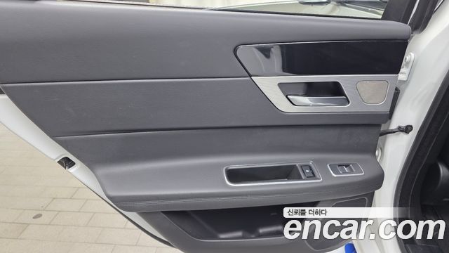 Jaguar XF 2018 — photo 15