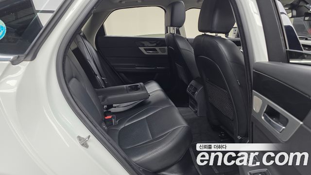 Jaguar XF 2018 — photo 16