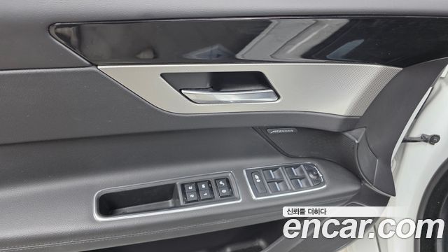 Jaguar XF 2018 — photo 28