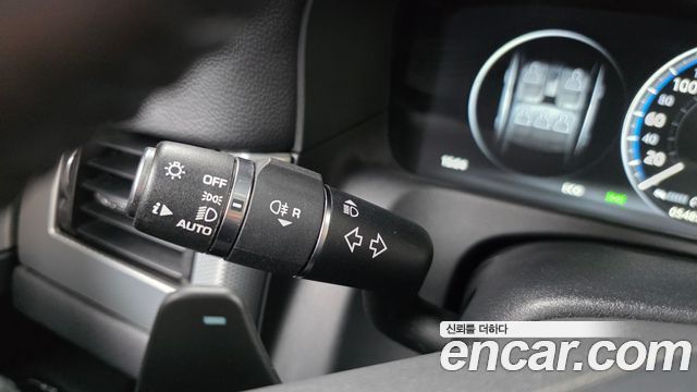 Jaguar XF 2018 — photo 30